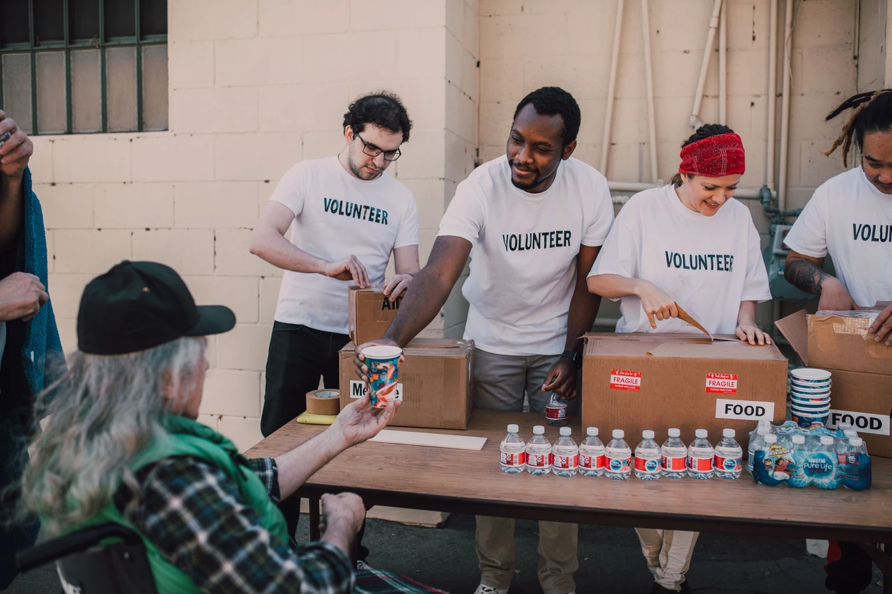 Pessoas organizando a distribuição de alimentos em uma ação comunitária. Fotografia ilustrativa.